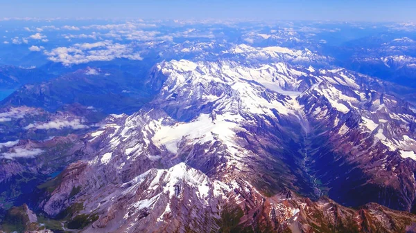 絵のように美しい山々の風景の中に飛行機の窓からの眺め — ストック写真