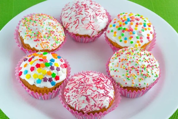 Süße farbige Muffins — Stockfoto