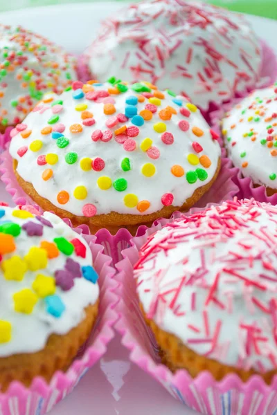 Süße farbige Muffins — Stockfoto