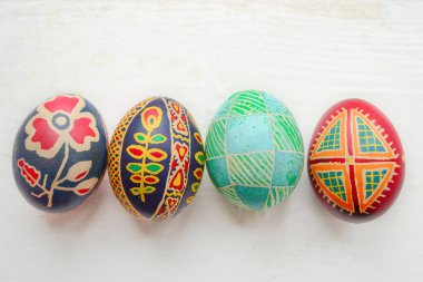 Renkli boyalı Paskalya yumurtaları el yapımı