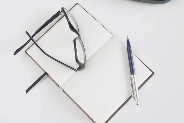 Ручка, очки и блокнот — стоковое фото