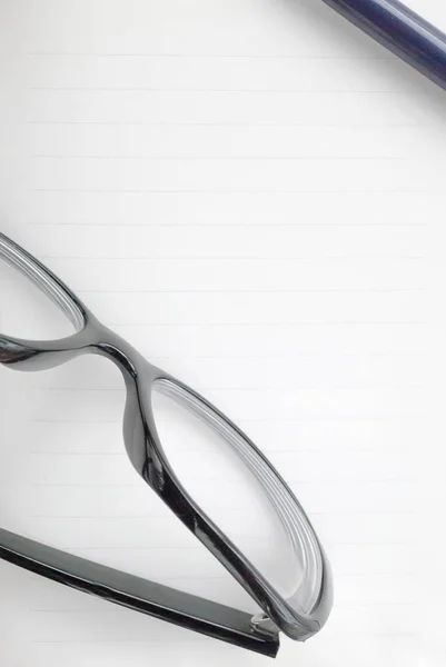钢笔、 眼镜和记事本 — 图库照片