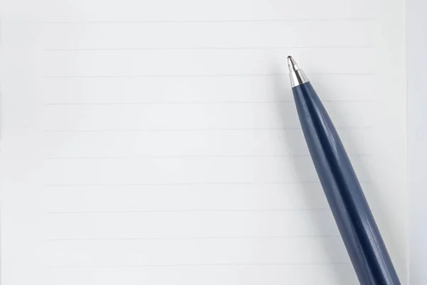 Stift auf weißem Papier — Stockfoto