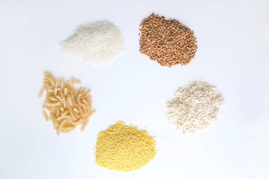 Beyaz bir arka plan üzerinde tahıllar