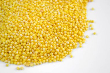 Beyaz bir arka plan üzerinde darı irmik