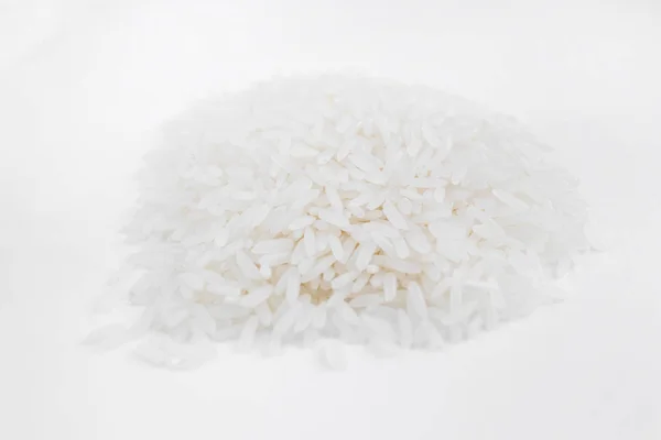Grains de riz sur fond blanc — Photo