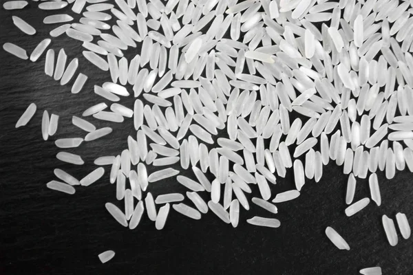 Ziarna ryżu na czarnym tle — Zdjęcie stockowe
