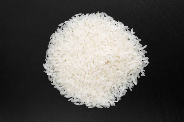 Ziarna ryżu na czarnym tle — Zdjęcie stockowe
