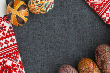 Paskalya yumurtaları ile süsleme 