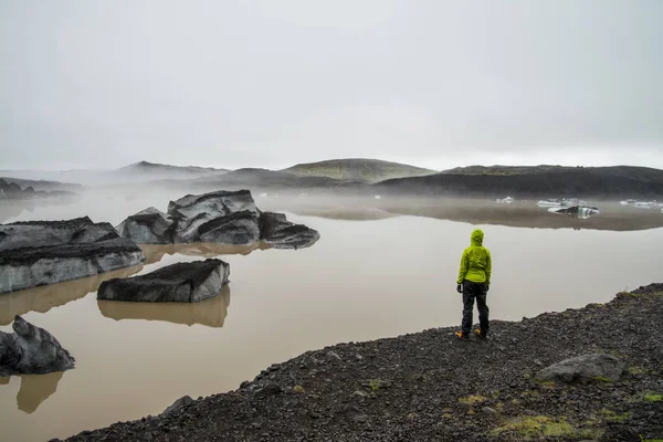 女孩站在冰岛冰川湖附近 — 图库照片