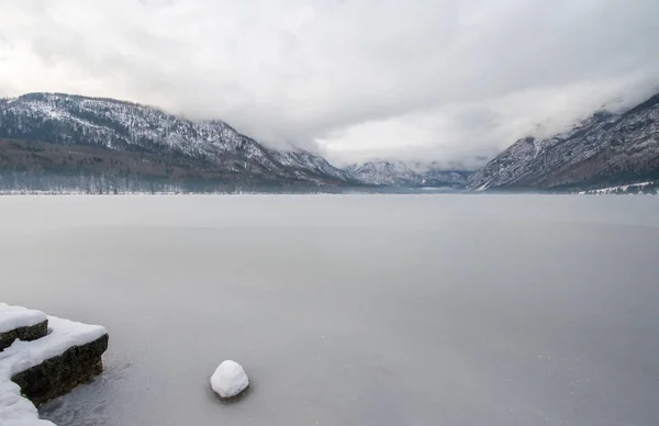 Malerischer zugefrorener See von Bohinj — Stockfoto