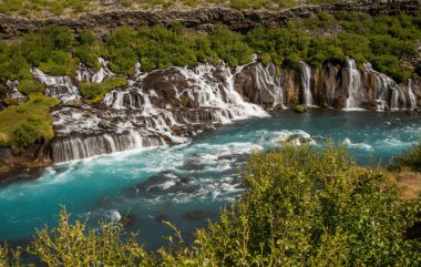 İzlanda'daki pastoral Hraunfossar rapids