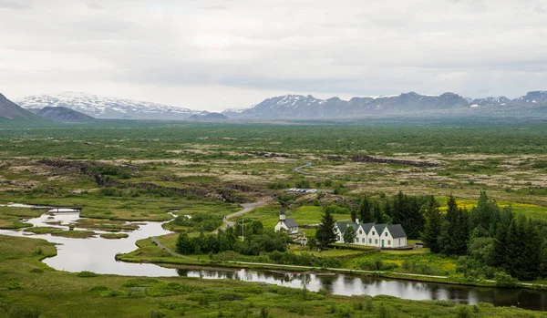 Schilderachtig groen landschap in IJsland — Stockfoto