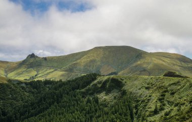 Volkanik doğal yeşil peyzaj Azor Adaları