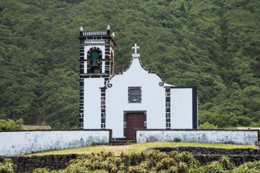 Yeşil arka plana sahip Azores adada Portekiz tarzı tipik taş Kilisesi
