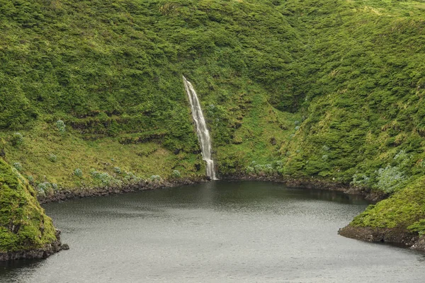 Paysage vert pittoresque des îles volcaniques Açores — Photo