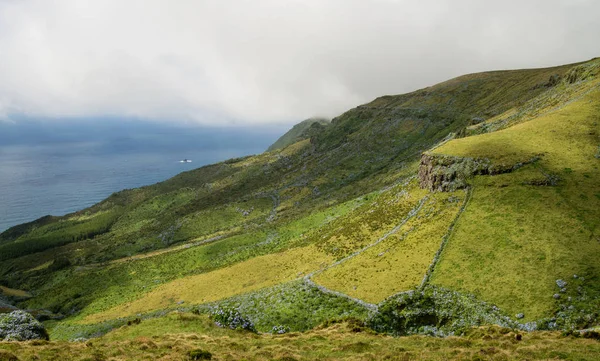 Paisaje verde escénico de las islas volcánicas Azores — Foto de Stock