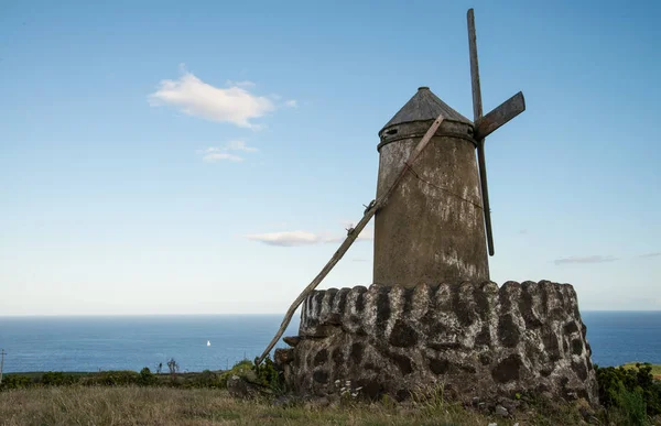 Molino de viento de piedra típico de la isla de Azores, Portugal — Foto de Stock