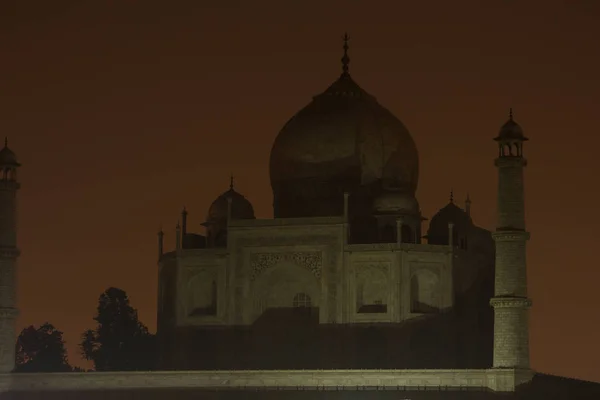 Schönes weißes taj mahal Mausoleum in Indien bei Sonnenaufgang — Stockfoto