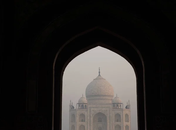 Mausoléu Taj Mahal branco bonito na Índia durante o horário da manhã — Fotografia de Stock
