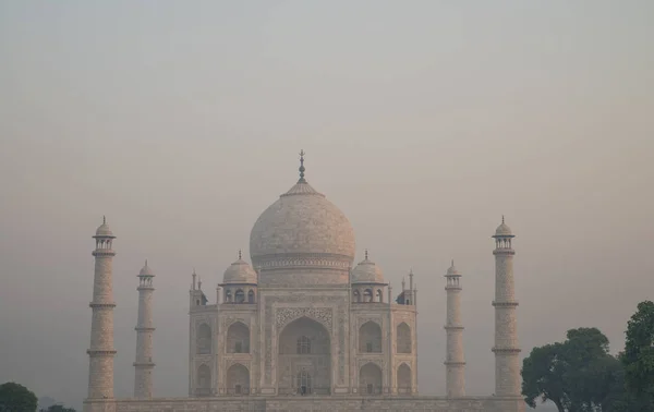 Schönes weißes taj mahal Mausoleum in Indien während der Morgenzeit — Stockfoto