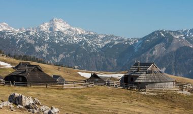 Doğal yüksek alpine mera Velika Planina ve geleneksel ahşap çoban evler 