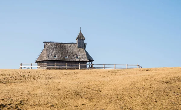 Staré tradiční dřevěný evangelický kostel na vysokých alpských pastvin Velika Planina poblíž Kamnik, Slovinsko — Stock fotografie