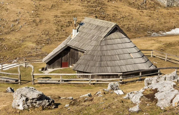 Tradiční dřevěné pastýře chaty na pastvině Velika Planina — Stock fotografie