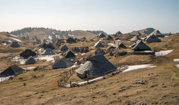 Tradiční dřevěné pastýře chaty na pastvině Velika Planina — Stock fotografie