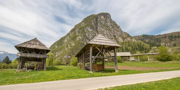 Starý dřevěný dvojitý seník ve Slovinsku — Stock fotografie