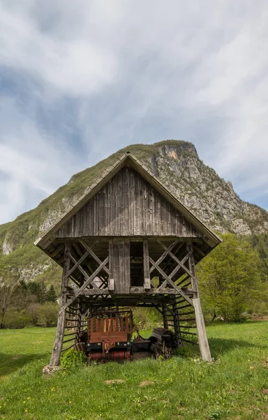 Traditionele oude houten dubbele hayrack in Slovenië — Stockfoto