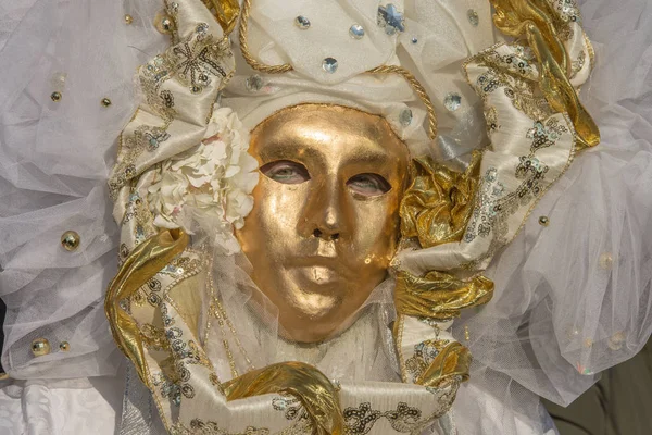 イタリア ヴェネツィアのマスカレードで伝統的なヴェネツィアン カーニバル マスク — ストック写真