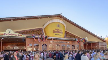 kalabalık önünde geleneksel gıda durak Oktoberfest, Stuttga