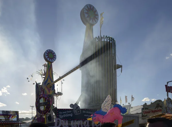 Підсвітка steamy тяжіння в Октоберфест, Штутгарт — стокове фото