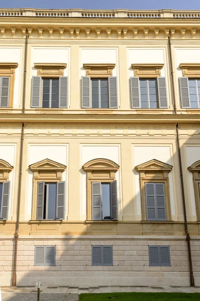 Janelas clássicas em Villa Reale, Monza, Itália — Fotografia de Stock