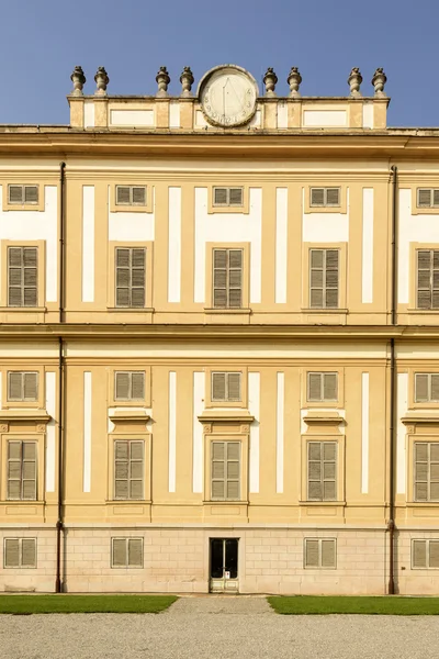 Sonnenuhr und Fassade in villa reale, monza, italien — Stockfoto