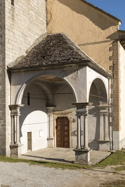 Protyrum de la iglesia de S. James, Crodo, Ossola — Foto de Stock