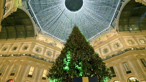Változó fények, karácsonyfa, Galleria fedél alatt, Milánó, Olaszország — Stock videók