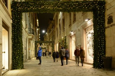 Via della Spiga, Milan, İtalya, Noel ışıkları