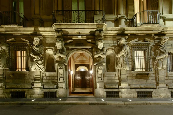 Cariatyds a casa Omenoni di notte, Milano, Italia — Foto Stock