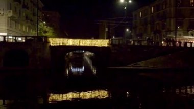 eski tramvay aydınlanmış Darsena Köprüsü'nde, Milan, İtalya