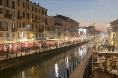Naviglio Grande Xmas lights, Milan, İtalya ile alacakaranlıkta
