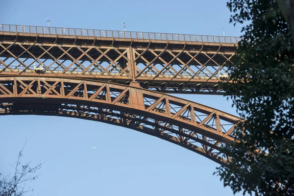 Iron trellis of iron bridge over Adda river at Paderno, Italy — Stock Photo, Image