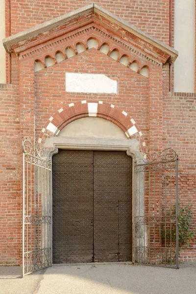 Toegangsportaal van Monlue abbey, Milan, Italië — Stockfoto