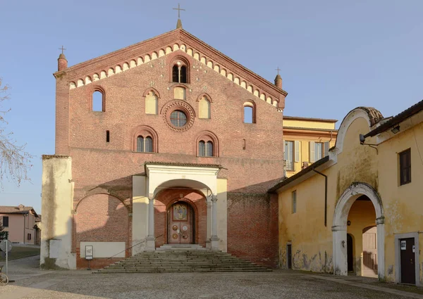 教堂的正面的 Morimondo 修道院，米兰，意大利 — 图库照片