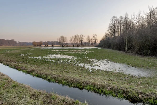 Крижаній воді в країні полях взимку, Ломбардія — стокове фото