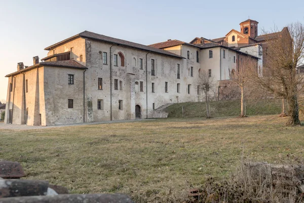 Lado oriental da abadia e aldeia de Morimondo, Milão, Itália — Fotografia de Stock