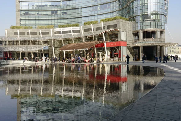 Czas na obiad odbicie w centrum biznesu, Milan — Zdjęcie stockowe