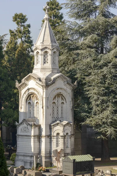 Zdobené mauzoleum na monumentální hřbitov, Milan — Stock fotografie