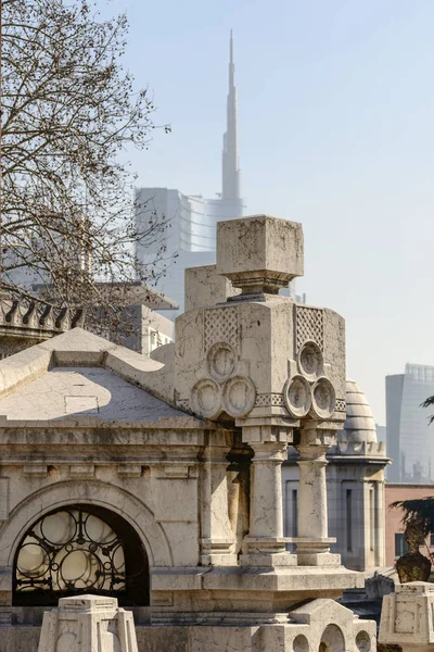 Kamenná dekorace na monumentálním hřbitově v Miláně — Stock fotografie